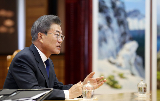 제2차 남북정상회담장 문재인 대통령  문재인 대통령이 26일 오후 판문점 북측 통일각에서 열린 제2차 남북정상회담에서 북한 김정은 국무위원장과 얘기를 나누고 있다. 2018.5.27 [청와대 제공=연합뉴스]